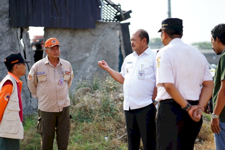 Penjabat Bupati Pati Sujarwanto Dwiatmoko turun ke Desa Purworejo melihat langsung di lokasi kejadian tanah bergerak.