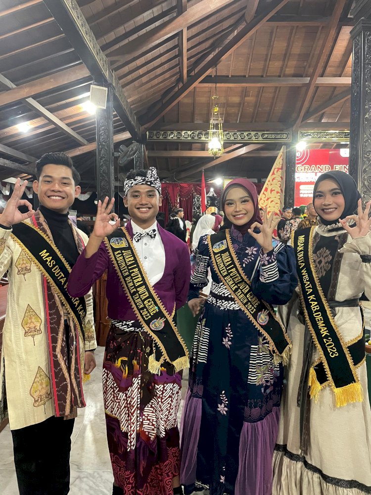 Mas Dan Mbak Duta Wisata Demak Periode 2023 Ibra Dan Lintang Hadiri Grand Final Duta Genre Demak Periode 2024. Istimewa/RMOLJawaTengah