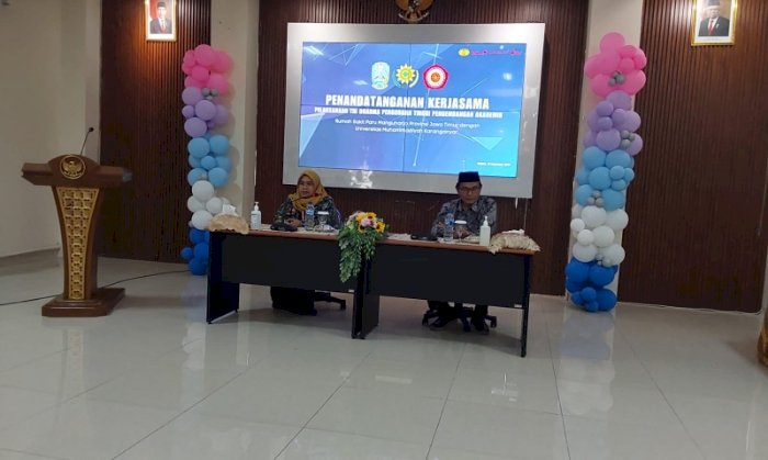 Penandatanganan Memorandum of Understanding (MoU) Antara Rektor Universitas Muhammadiyah Karanganyar (Umuka) Solo, Muh Syamsuri, dan Direktur RS Paru Manguharjo Jawa Timur,  Ida Nurromdoni, Jumat (13/09). Dian Tanti Burhani/RMOLJawaTengah