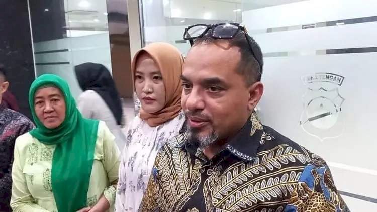 Pihak keluarga dokter Aulia Risma Lestari didampingi pengacaranya hadir dalam pemeriksaaan di Mapolda Jawa Tengah. Dicky Aditya/RMOLJateng