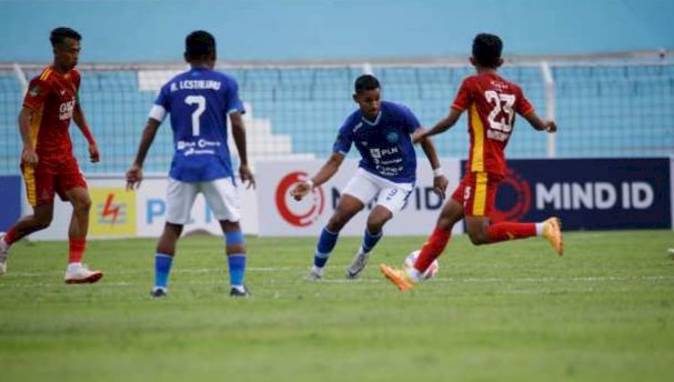 Dalam laga lanjutan Pegadaian Liga 2 2024/2025 musim ini, Persiku Kudus (jersey biru) dipaksa mengakui keperkasaan Persijap dan menerima hasil imbang 1-1. Official Persiku