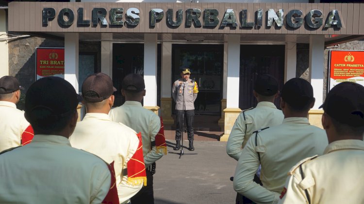 Kapolres Purbalingga AKBP Rosyid Hartanto, S.H., S.I.K., M.H. Memimpin Apel Pelepasan Kontingen Satuan Pengamanan (Satpam) Yang Akan Mengikuti Penilaian Tingkat Kepolisian Daerah Jawa Tengah (Polda Jateng). Dokumentasi Humas Polres