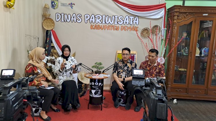 Kepala Dinparta Endah Cahya Rini (kedua dari kiri-red) bersama Tim Inspektorat, BPKPAD Dan Bagian Hukum Setda Pemkab Demak dalam sebuah Podcast terkait pengelolaan retribusi parkir, Kamis (12/09). Istimewa/RMOLJawaTengah