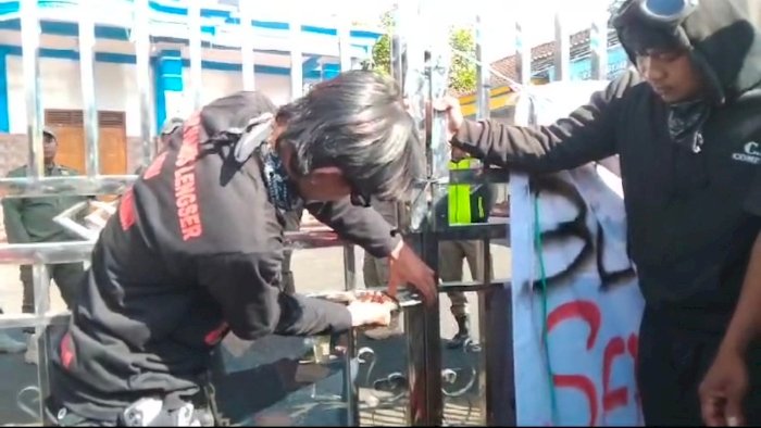 Peserta demo gembok pintu gerbang Kantor Kepala Desa Munggur. Dian Tanti/RMOLJateng