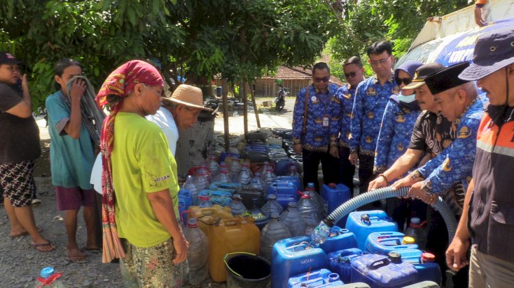  Bantuan setara 250 ribu liter air bersih disalurkan kepada warga Rembang yang kesulitan mendapatkan air.