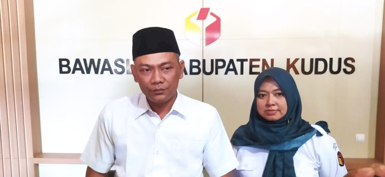  Ketua Bawaslu Kudus Moh Wahibul Minan didampingi anggota Bawaslu Septyandra Trisnasari memberikan keterangan kepada wartawan
