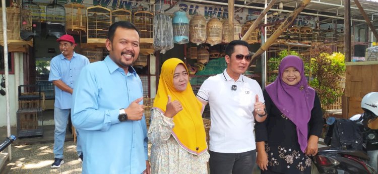  Ketua DPC Partai Gerindra Kudus Sulistyo Utomo bersama Cabup Hartopo foto bersama ibu-ibu pedagan Pasar Barang Bekas. 