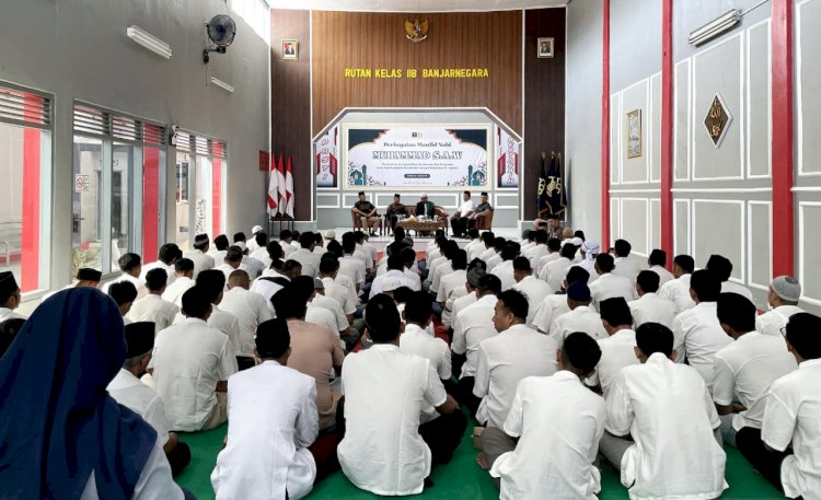 Ratusan warga binaan ikuti pengajian peringatan Maulid Nabi Muhammad, di Aula Gatotkaca Rutan Banjarnegara, Jumat (20/9). Arief/RMOLjateng