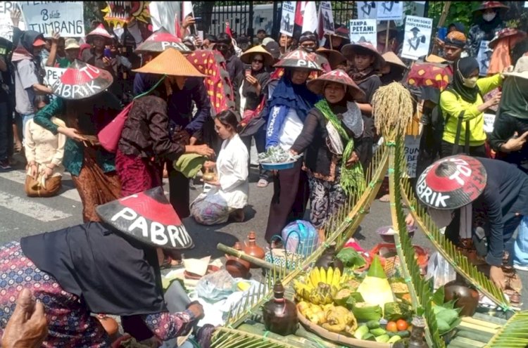 Peringatan Hari Tani diperingati ratusan petani di Kabupaten Pati dengan menggelar unjuk rasa.