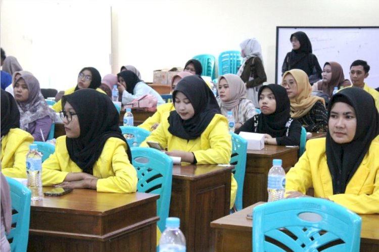 Sebanyak 50 mahasiswa di Kabupaten Rembang menerima beasiswa berupa bantuan UKT dan biaya hidup selama masa studi.