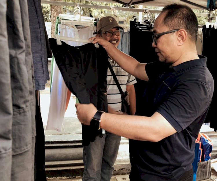 Iswar Aminuddin CFD-An Melihat-Lihat Barang-Barang Dagangan Para Pedagang PKL. Istimewa