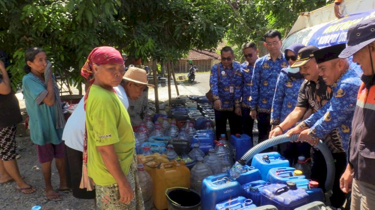 Pengurus Korps Pegawai Republik Indonesia (Korpri) Kabupaten Rembang Belum Lama Melakukan Dropping Air Bersih Di Sejumlah Desa Di Sulang. Yon Daryono/RMOLJawaTengah