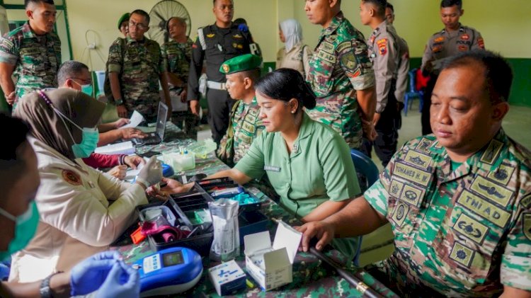 Dandim 0708 Purworejo Letkol Inf Yohanes Heru Wibowo mengikuti pemeriksaan gratis menyambut HUT TNI ke-79. Budi Agung/RMOLJateng