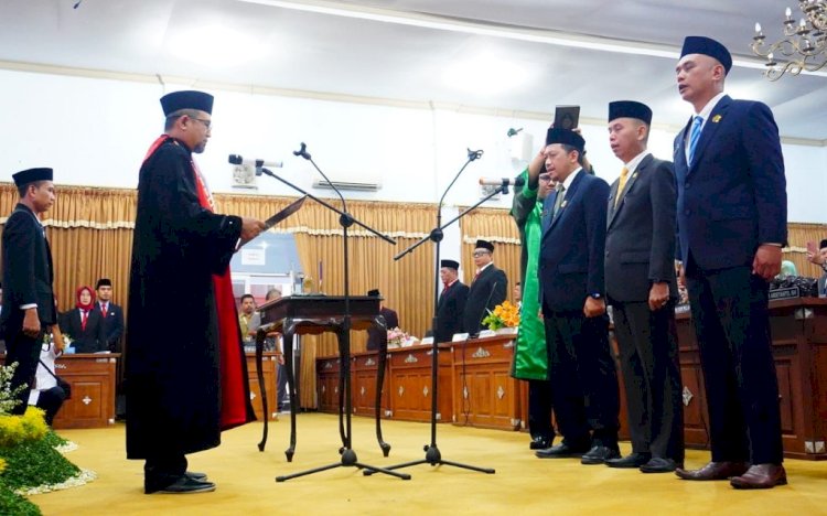 Dewan Perwakilan Rakyat Daerah (DPRD) Kabupaten Batang mengambil sumpah janji pimpinan DPRD Kabupaten Batang periode 2024-2029 di Ruang Paripurna DPRD Kabupaten Batang, Senin (23/9/). (Diskominfo Kab. Batang)