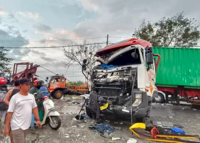 Kabin truk tronton yang adu banteng dengan bus, ringsek. Yon Daryono/RMOLJateng