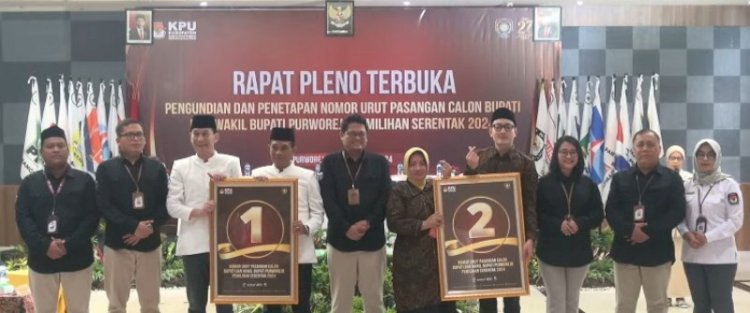 Ketua KPU Purworejo bersama paslon usai pengundian nomor urut. Budi Agung/RMOLJateng