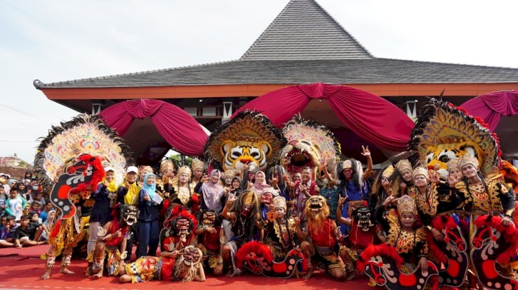 Barongan merupakan seni yang sangat populer di tengah masyarakat Demak. Istimewa