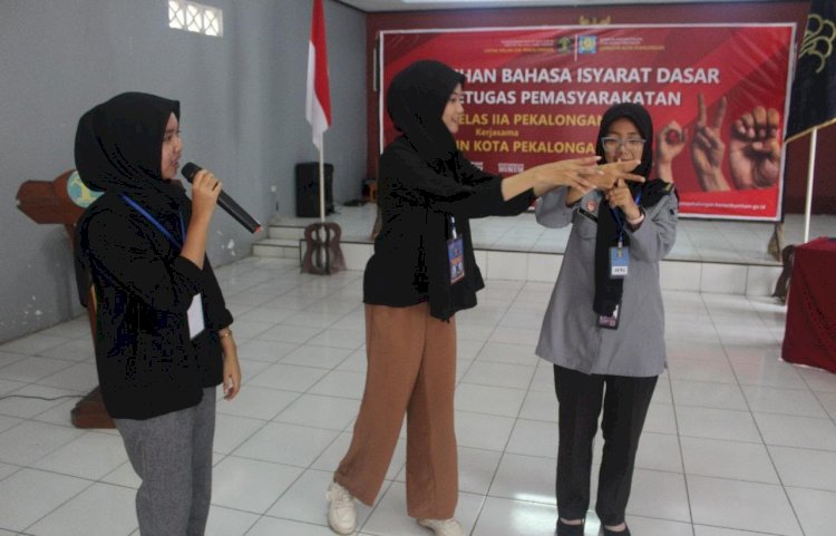 Lapas Kelas IIA Pekalongan menggelar pelatihan bahasa isyarat dasar bagi petugas pemasyarakatan di Aula Lapas pada hari Selasa, (24/9). (Diskominfo Kota Pekalongan)