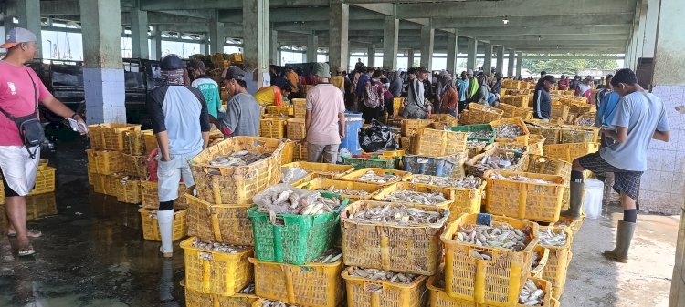 Aktifitas bongkar dan lelang ikan di TPI Tasikagung Rembang. Yon Daryono/RMOLJateng