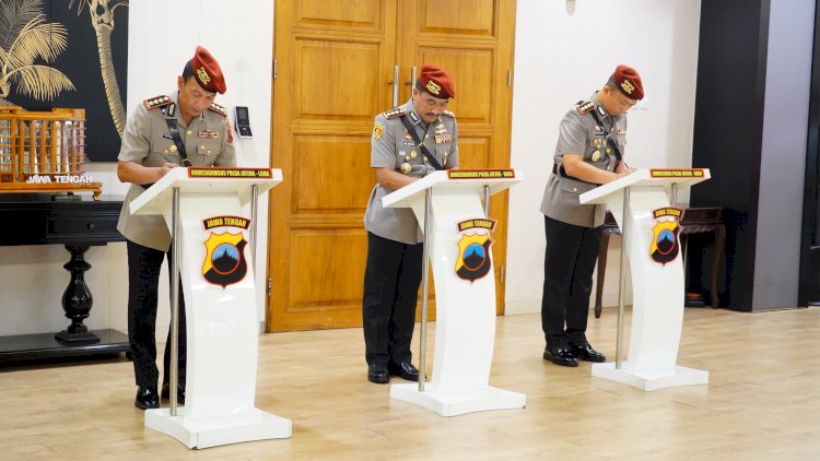 - Prosesi serah terima jabatan Dirreskrimsus dan Dirressiber yang dipimpin Kapolda Jateng Irjen Ribut Hari Wibowo. (Foto: dok. Polda Jateng)