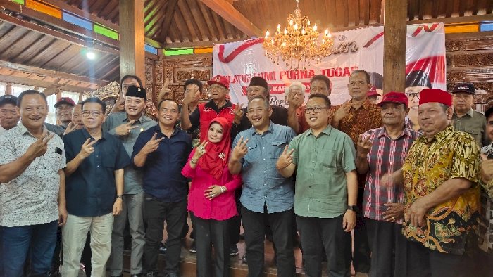 Pasangan Rober Cristanto- Adhe Eliana mendapatkan dukungan dari Relawan Gabungan Purna Bakti (Gapura). Mereka berasal terdiri dari purna tugas baik itu dari pensiunan pemda, TNI dan Polri. Dian Tanti/RMOLJateng