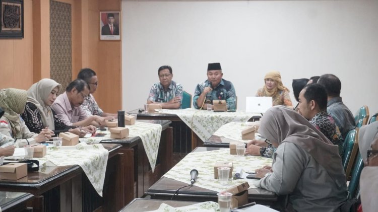 Plt Wali Kota Pekalongan, Salahudin saat menggelar pertemuan di Ruang Jawa Hokokai Setda Kota Pekalongan, Rabu (25/9). (Diskominfo Kota Pekalongan)