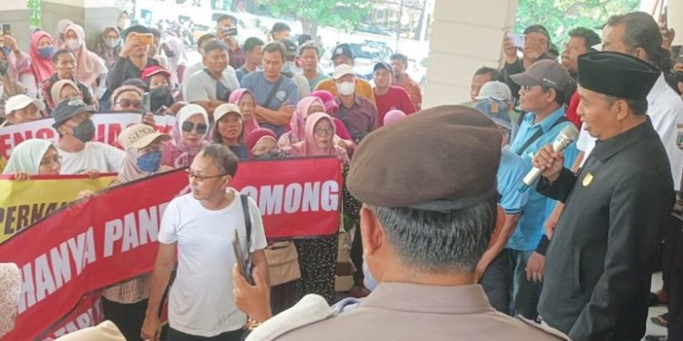 Ratusan nasabah BMT Harum menggelar aksi demo di DPRD Rembang agar uang simpanan mereka segera di kembalikan oleh manajemen. Yon Daryono/RMOLJateng