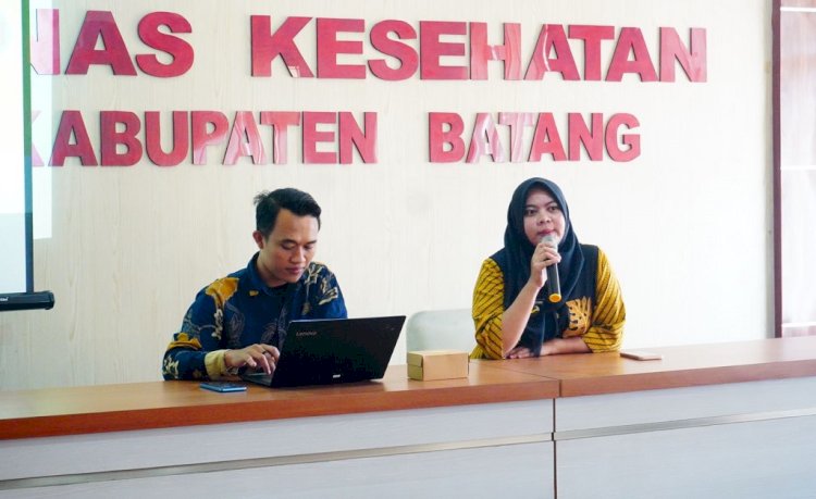 Kepala Seksi Farmasi dan Alat Kesehatan Dinkes Batang Dhannia Fitritiara saat sosialisasi iklan beretika untuk para Usaha Mikro, Kecil dan Menengah (UMKM) ditemui di Aula Dinas Kesehatan Kabupaten Batang, Kamis (26/9). (Diskominfo Kab Batang)