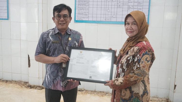 Kepala Dinperpa Kota Pekalongan, Lili Sulisyawati (kanan-red) saat menerima Sertifikasi Halal dari BPJPH dan MUI untuk dua RPH. Penyerahan sertifikasi dilakukan secara simbolis dari Sekda Kota Pekalongan, Nur Priyantomo kepada Kepala Dinperpa Kota Pekalongan, Lili Sulisyawati usai kegiatan Pembukaan Peringatan Hari Rabies Sedunia (World Rabies Day) 2024 di Kantor Dinperpa setempat, Kamis (26/9). (Diskominfo Kota Pekalongan)