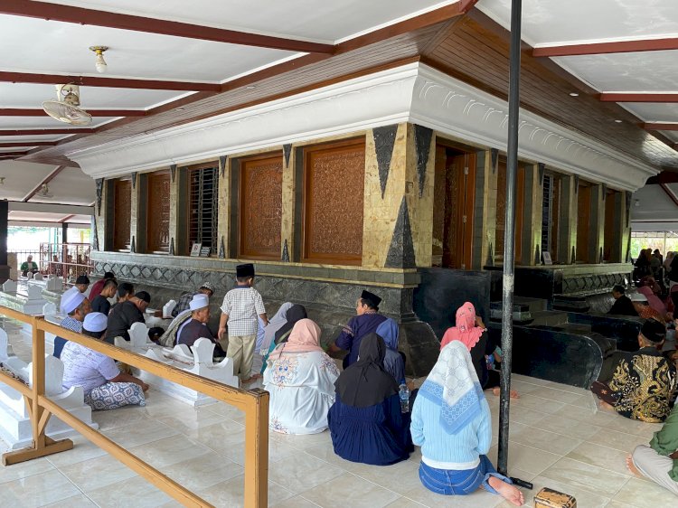 Ziarah makam di Masjid Agung Demak. Istimwa