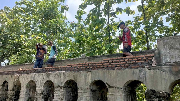 Pekerja mulai menangani pembangunan darurat talang air Kalibrug Wirosari Jawa Tengah, Jumat (27/9) Rubadi/RMOLJateng.