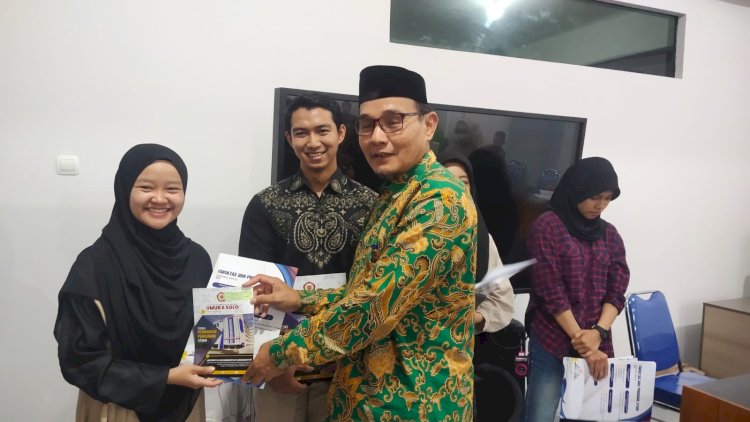 Rektor UMUKA Solo, Muh Samsuri, Berikan Hadiah (Reward) Bagi Salah Satu Mahasiswa Berprestasi. Dian Tanti Burhani/RMOLJawaTengah