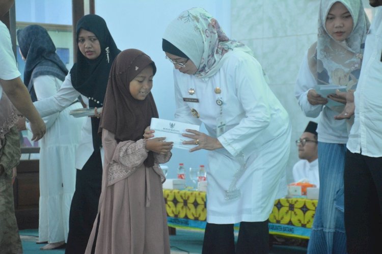 Penjabat (Pj) Bupati Batang Lani Dwi Rejeki  dalam acara Khotmil Quran yang digelar Kementerian Agama Kabupaten Batang. (Diskominfo Kab. Batang)