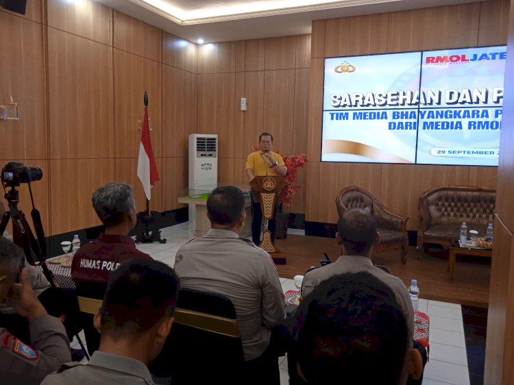 Pemimpin Redaksi RMOLJateng, Jayanti Arus Adi saat memberikan Sarasehan dan Penyegaran Tim Media Bhayangkara Purbalingga News dari Media RMOLJateng, di Aula Polres Purbalingga, Minggu (29/9). Dok.RMOLJateng