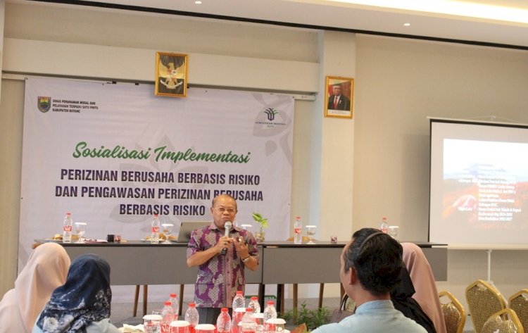 Dosen Sekolah Vokasi Prodi Administrasi Pajak, Retno Dwi Irianto saat memotivasi para pebisnis di Kabupaten Batang agar mampu memanfaatkan peluang usaha. (Diskominfo Kab. Batang)