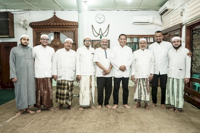 Calon Walikota Solo Teguh Prakosa bersilaturahmi dengan tokoh dan  komunitas Islami yang ada di Masjid Riyadh, Pasar Kliwon, Solo untuk berdikusi bersama. Dian Tanti/RMOLJateng