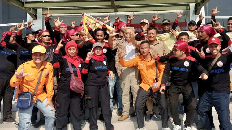 Ahmad Luthfi saat foto bersama relawan di depan Gedung Dewi Sri Purwodadi Grobogan, Dok. Rubadi/RMOLJateng. 