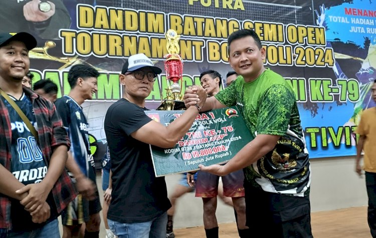 Dandim Batang Letkol Inf Ahmad Alam Budiman memberikan trofi serta uang pembinaan kepada para juara Turnamen Bola Voli Semi Open Dandim Cup, dalam rangka memeriahkan HUT Ke-79 TNI. (Diskominfo Kab. Batang)