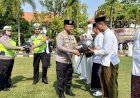 Bagikan Helm, Upaya Pembiasaan Santri Tertib Berlalu Lintas