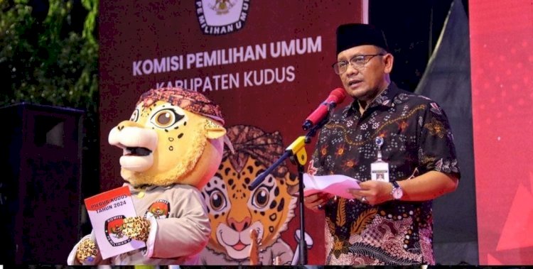 Peluncuran maskot Si Piku dan jingle lagu untuk Pilkada Kudus 2024 berlangsung meriah di Alun-alun Simpang Tujuh Kudus beberapa waktu lalu