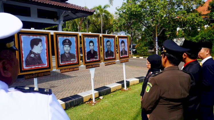 Pj Bupati Batang, Lani Dwi Rejeki bersama rombongan melihat deretan foto pahlawan korban G30S/PKI. (Diskominfo Kab. Batang)