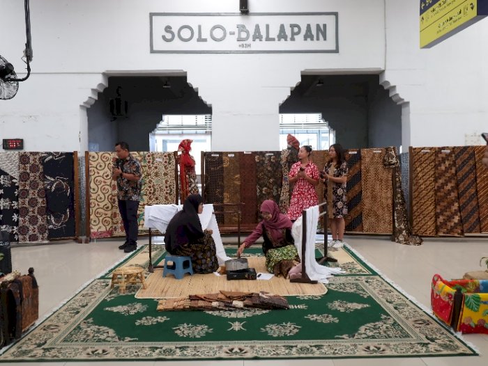 Peringati Hari Batik, KAI Daop 6 Gandeng Rotary Club Kartini Solo Gelar Pameran Dan Edukasi Batik Di Stasiun Balapan. Dian Tanti Burhani/RMOLJawaTengah