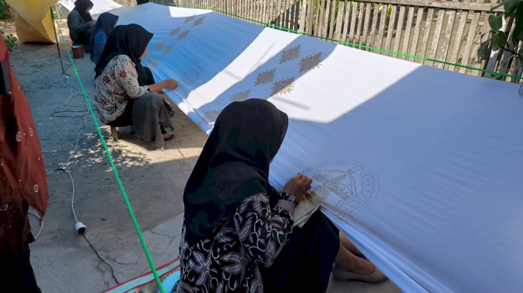 Membatik kain sepanjang 15 meter menjadi salah satu aksi menarik pada peringatan hari batik nasional di Kabupaten Blora. (Diskominfo Kab. Blora)
