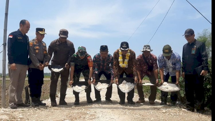 Bupati Rembang, H. Abdul Hafidz, secara resmi membuka Program TNI Manunggal Membangun Desa (TMMD) Sengkuyung Tahap IV tahun anggaran 2024 di Desa Mojorembun, Kecamatan Kaliori, pada Rabu (2/10). Yon Daryono/RMOLJateng 