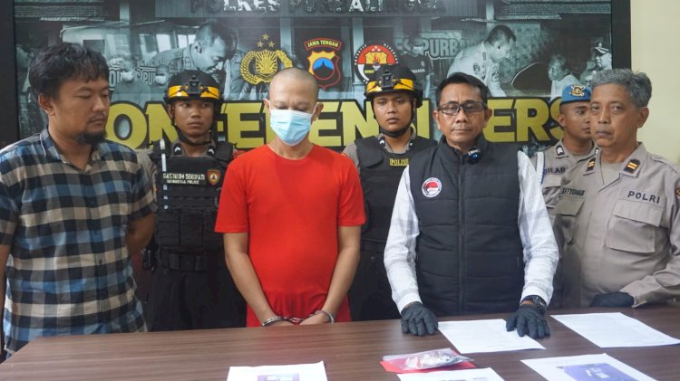 Kasat Reserse Narkoba, Didampingi Kasi Humas Polres Purbalingga, Mengadakan Konferensi Pers Pada Kamis (03/10) Dengan Menunjukkan Tersangka Berinisial AS (39) Warga Desa Kecitran, Kecamatan Purwarejaklampok, Kabupaten Banjarnegara Yang Diringkus Satresnarkoba Polres Purbalingga Beberapa Waktu Lalu. Dokumentasi Humas Polres Purbalingga