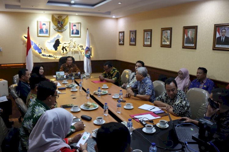 Plt. Bupati Blora, Tri Yuli Setyowati, bersama jajaran Pemkab Blora hadiri undangan di Kementerian Dalam Negeri dalam rapat terkait pembagian Dana Bagi Hasil (DBH) Minyak dan Gas Bumi (Migas) Blok Cepu, Rabu (2/10). (Diskominfo Kab. Blora)