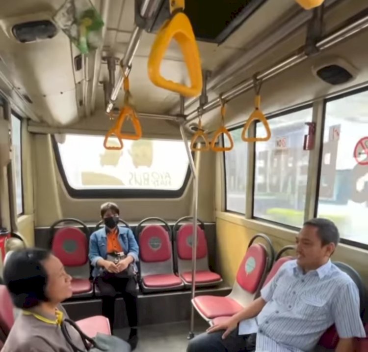 Yoyok Sukawi sedang berkendara naik BRT. Dicky Aditya/RMOLJateng