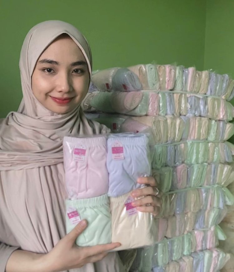 Nisya, bersama produk buatannya. Istimewa