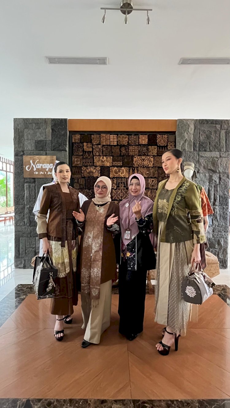 Yustika Yuliarti (46) Pemilik Batik Natra Dalam Fashion Show Dalam Rangka Hari Batik Nasional Yang Digelar Di Hotel Wimarion Semarang, Rabu (02/10) Menampilkan Cerita Dalam Kain. Istimewa/RMOLJawaTengah