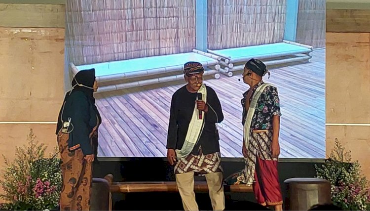 Salah satu scene para seniman teater rakyat dari Sanggar Ngablaksari Sayung dalam kegiatan Malam Expo Sesarengan Ngawasi PILKADA 2024, Sabtu (5/10). Dinparta Kab. Demak
